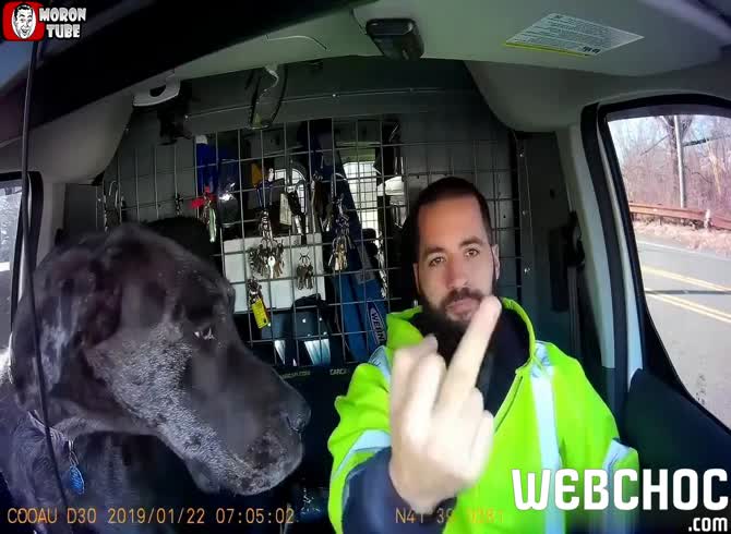 Video :An off-duty police officer strikes a driver